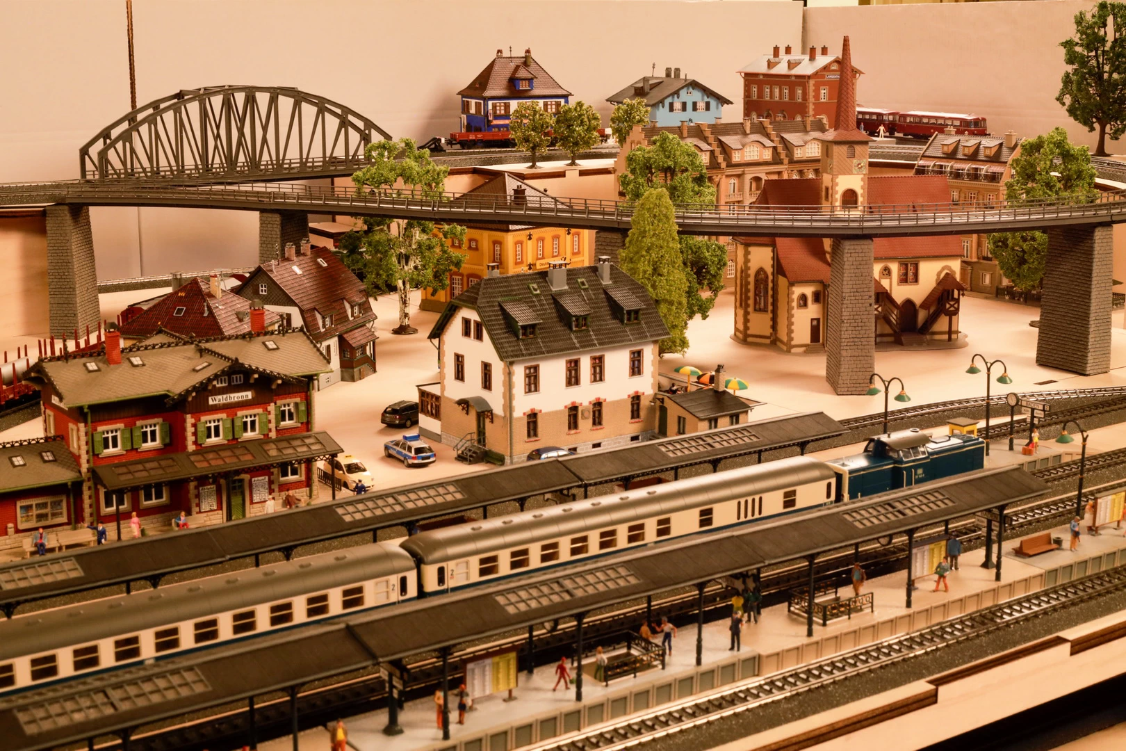 Groß-Burgstein mit Schattenbahnhof 300 x 150 cm