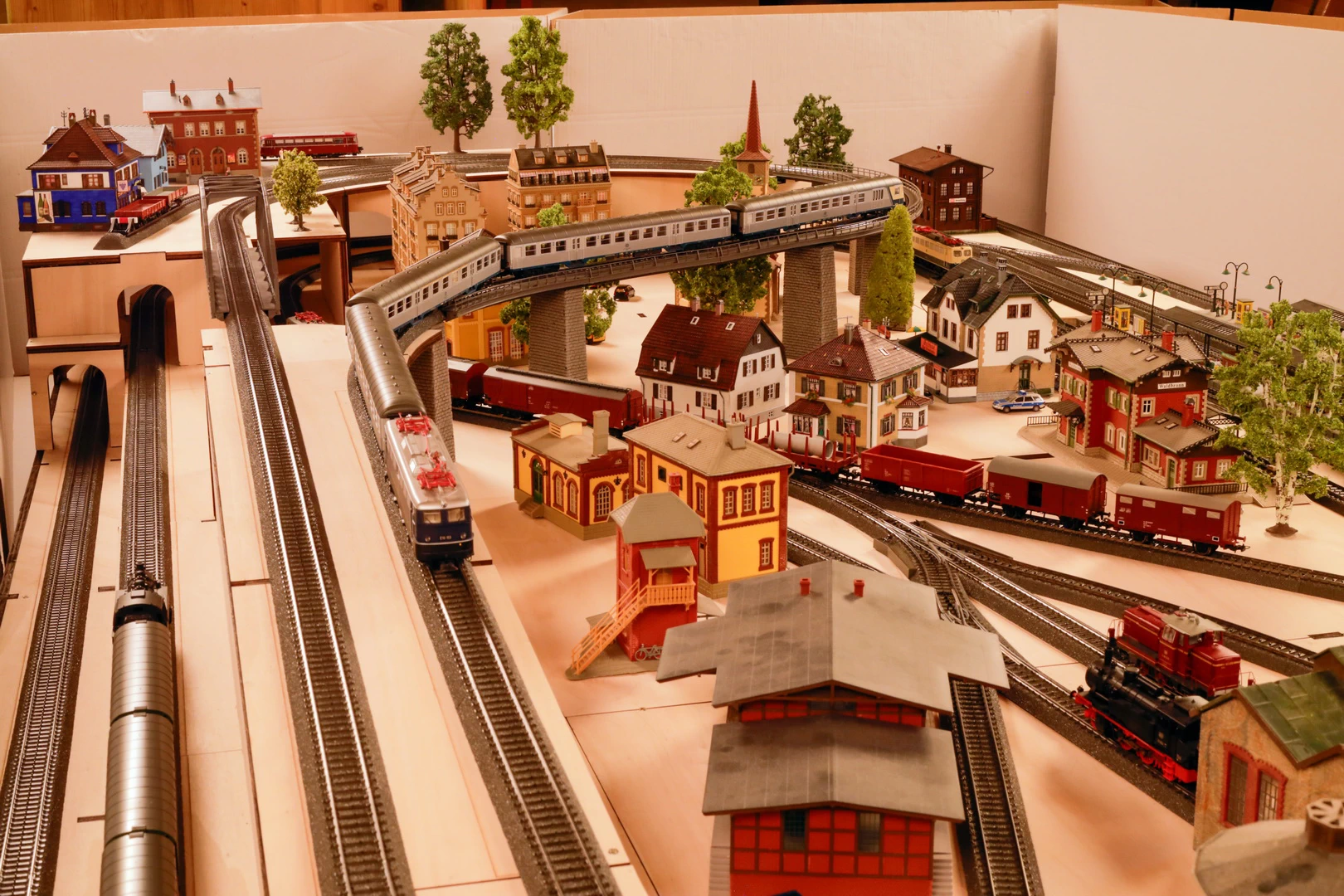 Groß-Burgstein mit Schattenbahnhof 300 x 150 cm