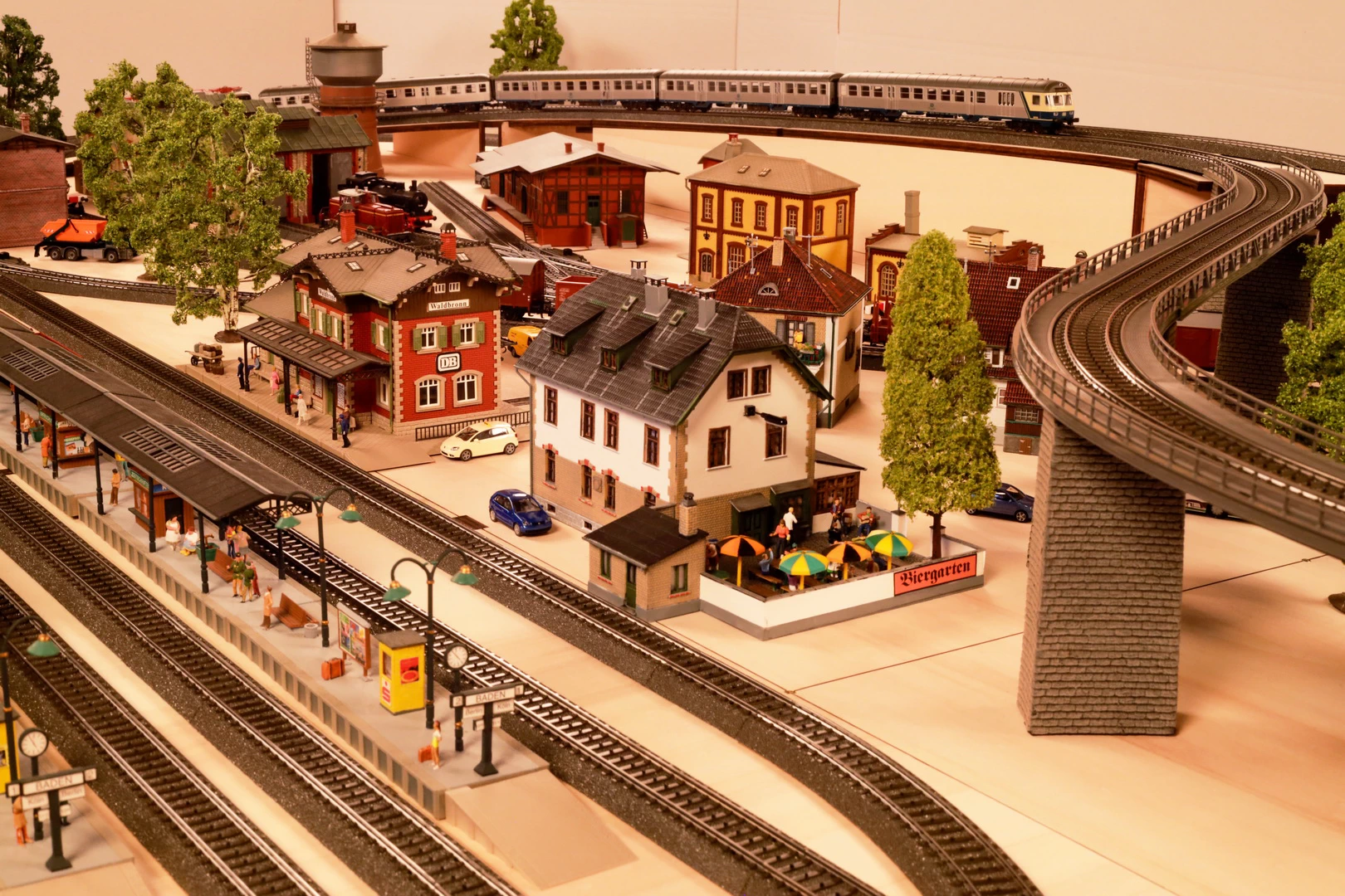 Groß-Burgstein mit Schattenbahnhof 300 x 150 cm