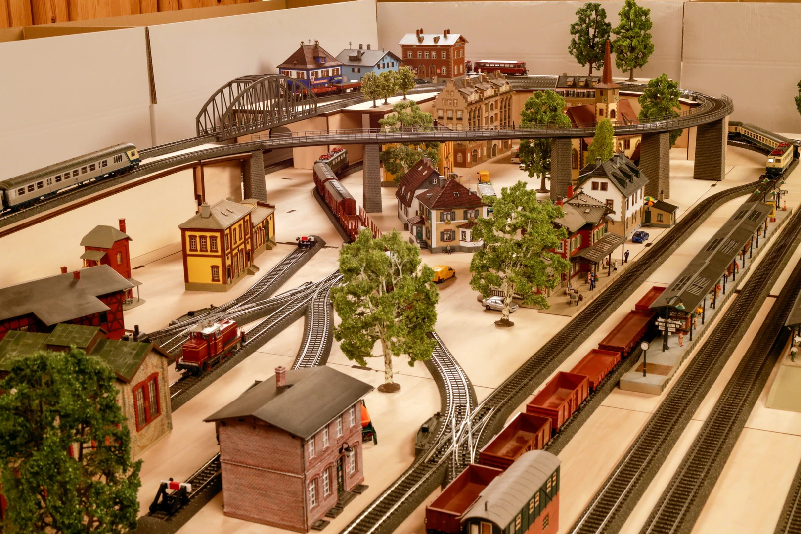 Groß-Burgstein mit Schattenbahnhof 300 x 150 cm