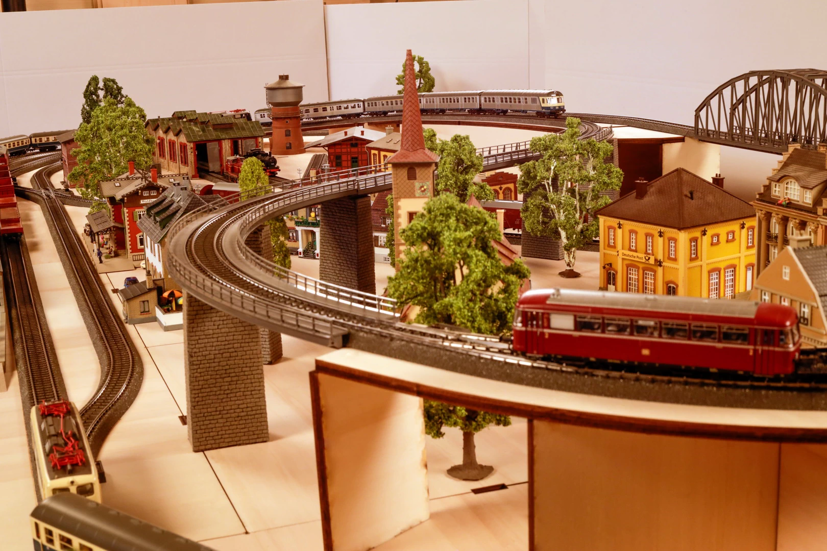Groß-Burgstein mit Schattenbahnhof 300 x 150 cm
