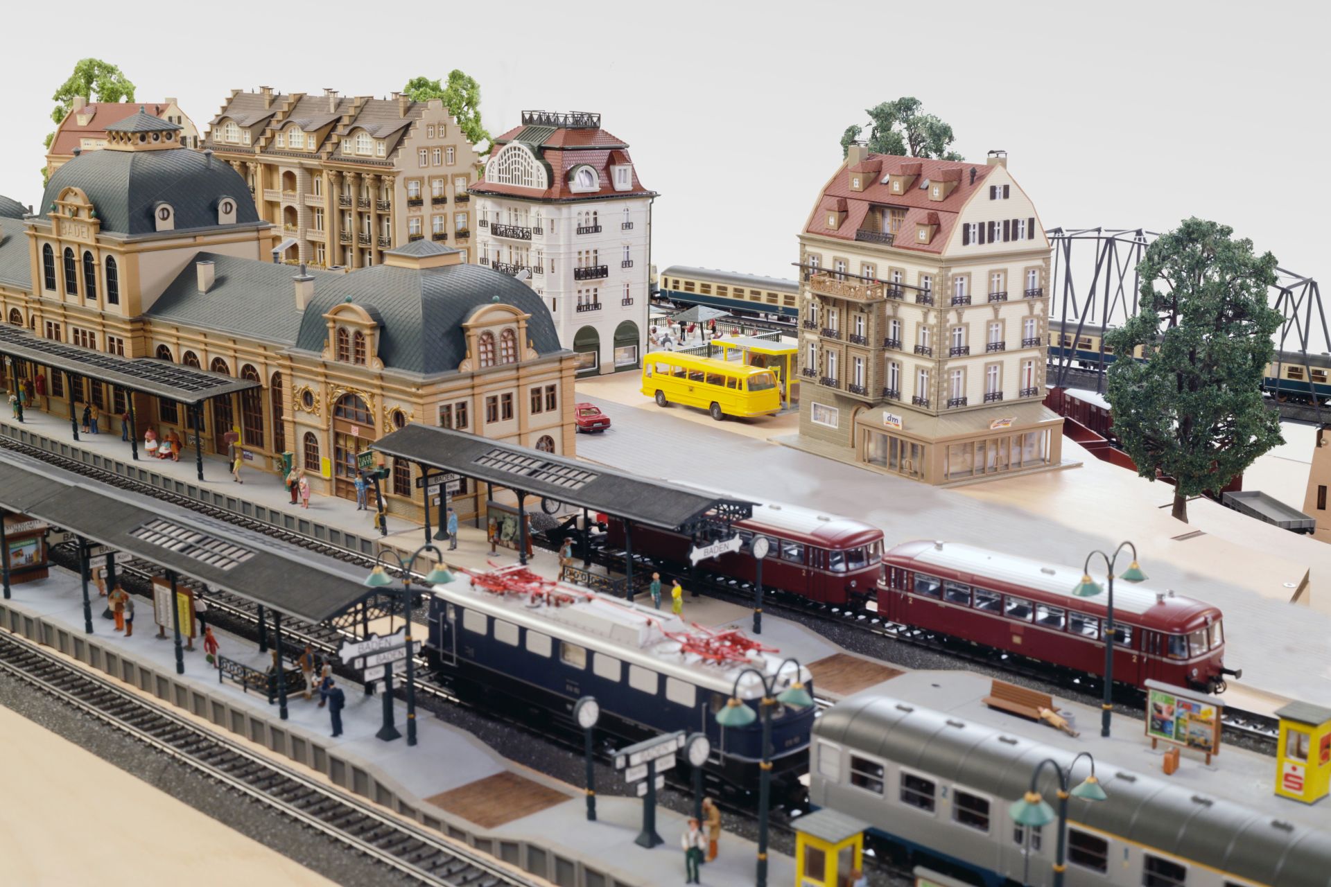 Ausgestaltete Modellbahnanlage mit Bahnhof auf MEFB-Unterbau